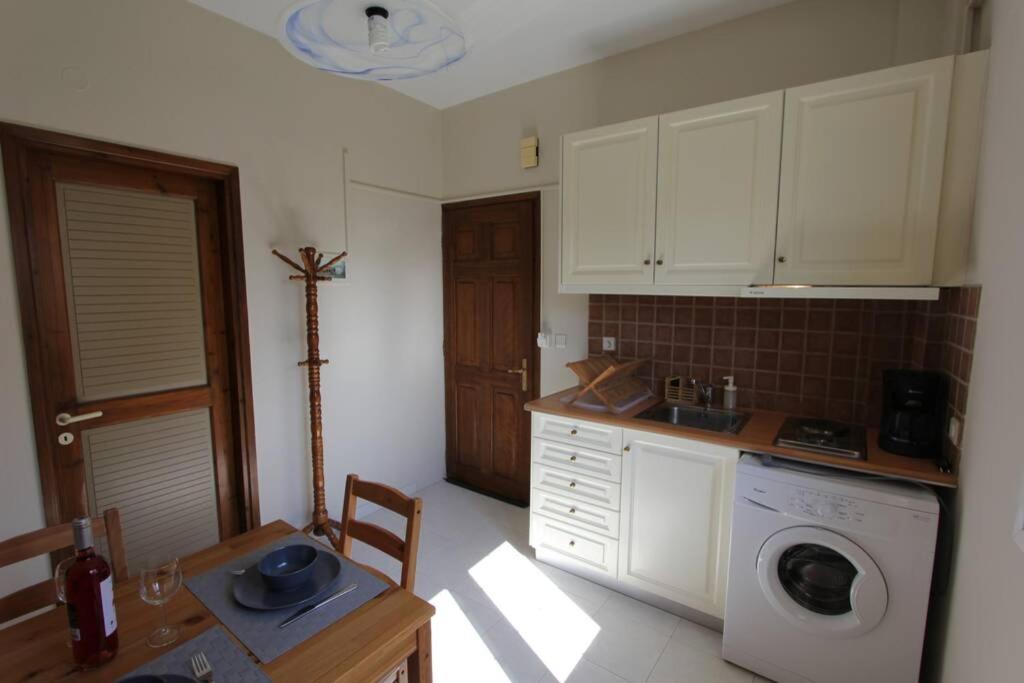 Cozy Apartment In The Heart Of The Town アルゴストリオン エクステリア 写真